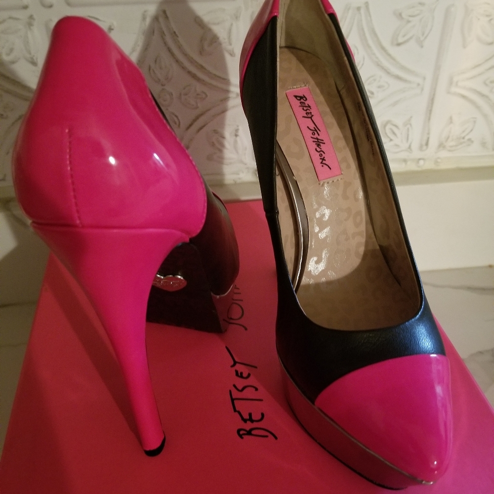 Size 7, Betsey Johnson